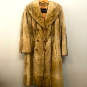 ✨Beautiful Canadian Made Vintage Fur Coat✨